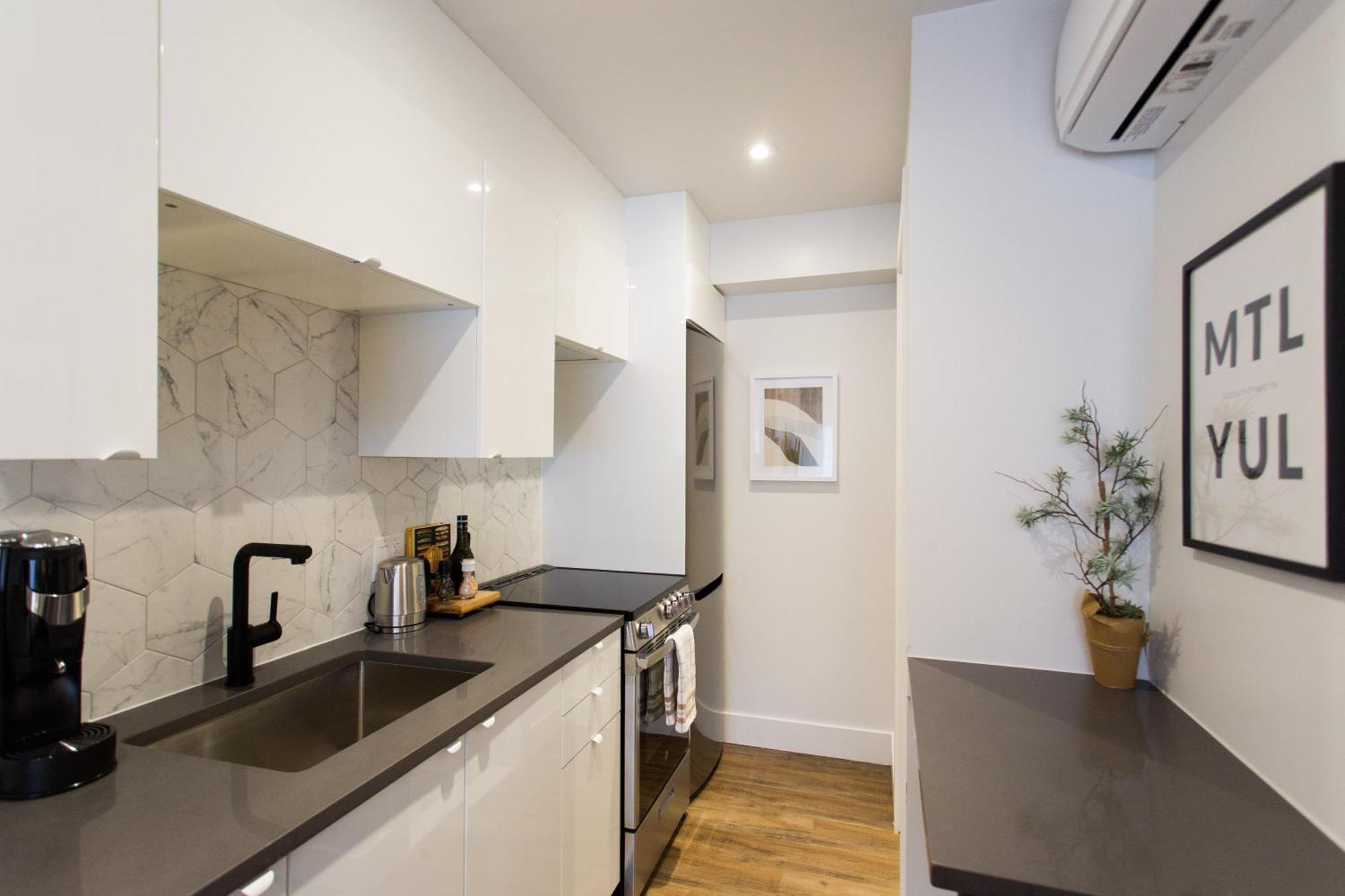 Scandinavian Studio With Full Kitchen And Bath By Den Stays モントリオール 部屋 写真