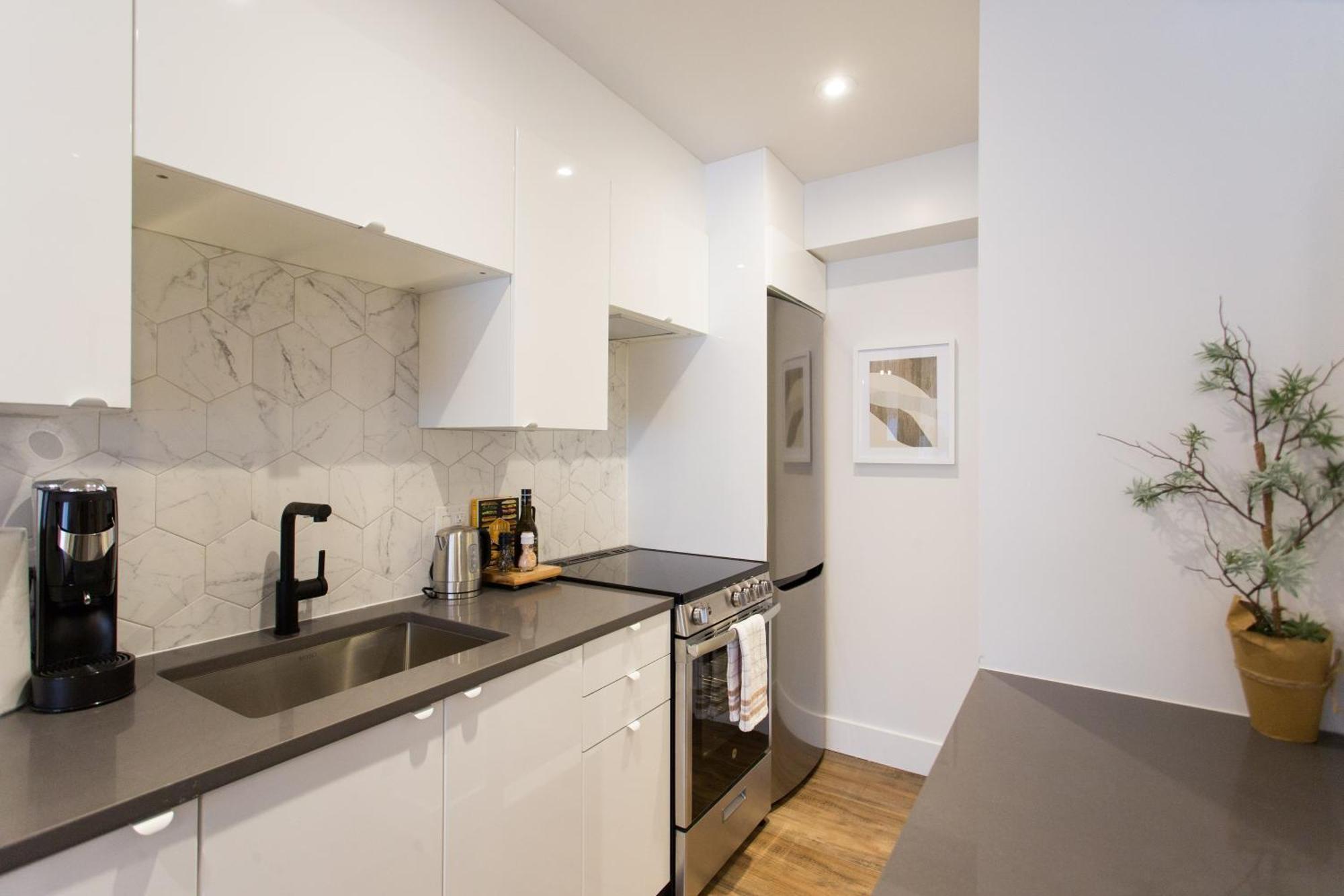 Scandinavian Studio With Full Kitchen And Bath By Den Stays モントリオール 部屋 写真