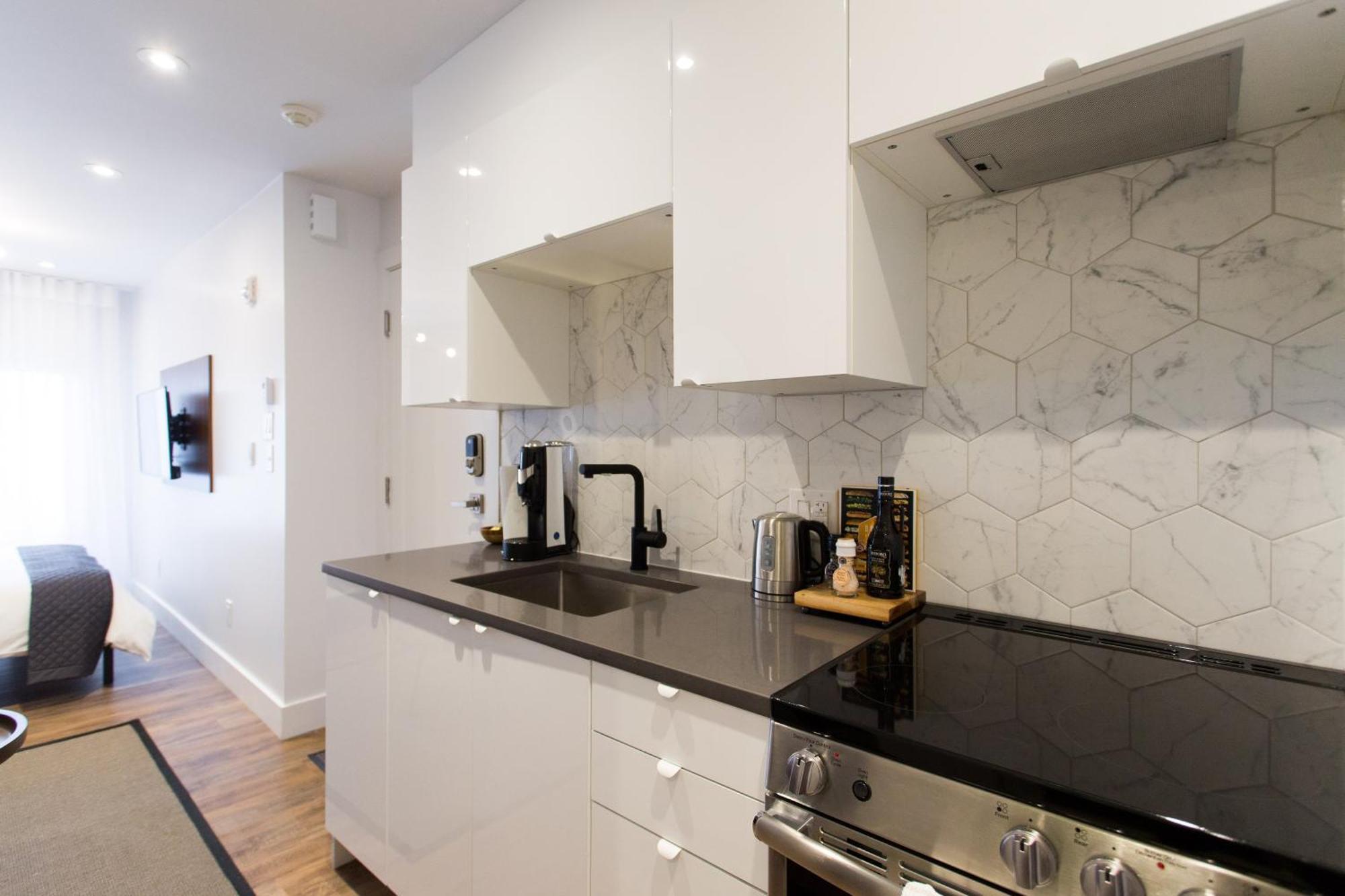 Scandinavian Studio With Full Kitchen And Bath By Den Stays モントリオール 部屋 写真